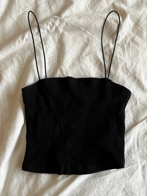 Svart linne - Supergulligt svart linne. Linnet sitter lite kroppat och fint på kroppen! Knappt använd