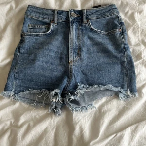 Blåa shorts  - Supersöta jeansshorts som knappt är använda! Tror att de är ifrån bikbok💋