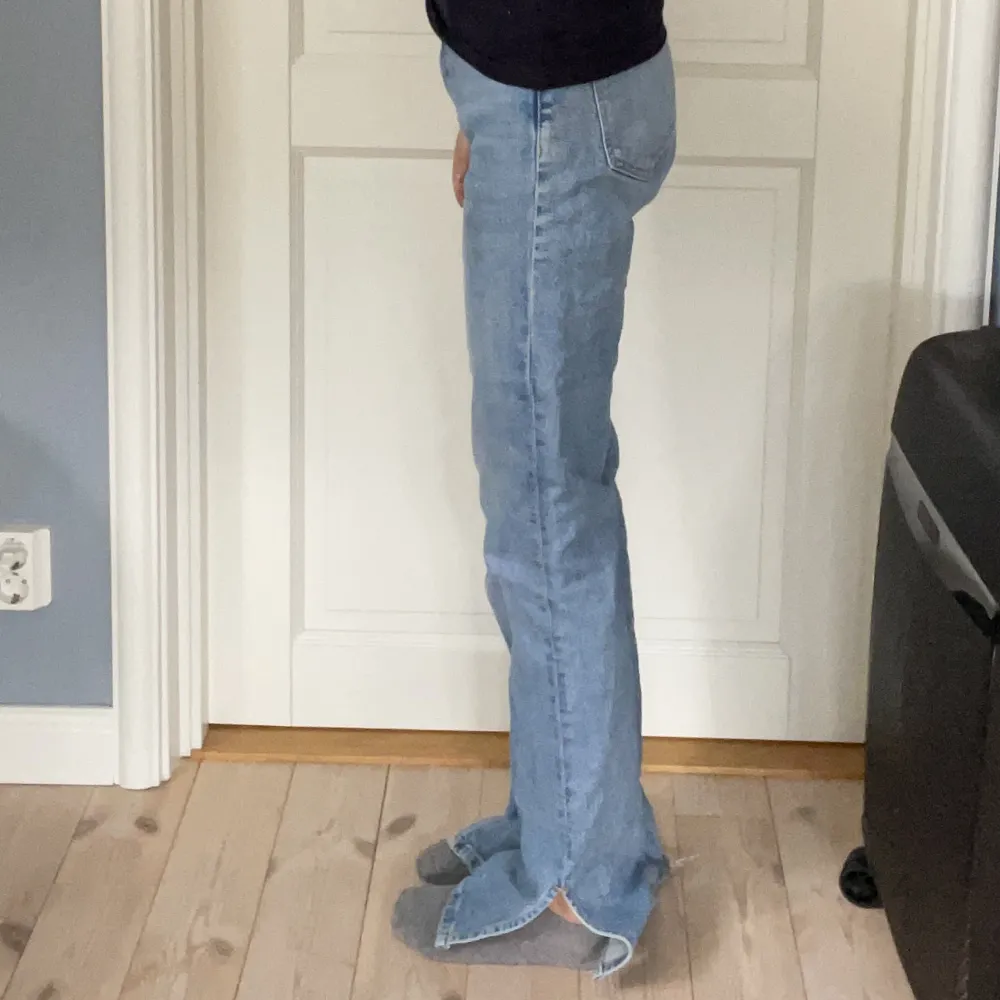 Super fina blåa bootcut jeans som är perfekta när man vill ha ett par basic jeans😍 använd få tal gånger så de är i väldigt bra skick😚. Jeans & Byxor.