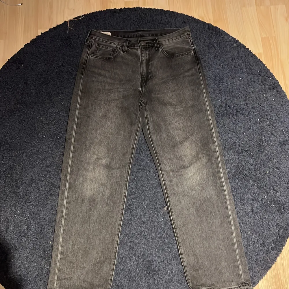 Säljer nu ett par helt nya Levis stay loose jeans i färgen mörk grå. Hör av er vid frågor eller mer bilder. Pris kan diskuteras . Jeans & Byxor.