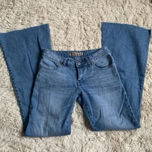 Jeans - Midja-34cm tvärs över, ytterbenslängd-98cm