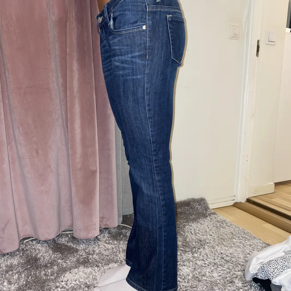 Skitsnygga lågmidjade jeans från - i storlek 29-30!. Jeans & Byxor.