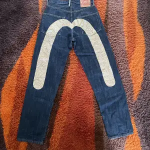 Galet feta evisu jeans i storlek 29 baggy fit. Broderad design på baksidan. Toppskick nästan som nya