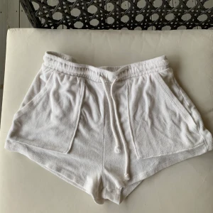 Frotté shorts - Vita mjukisshorts i frotté  Zara, storlek M Använda, bra skick