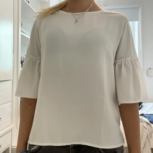 Vit blus  - Jätte fin vit blus med vida ärmar 