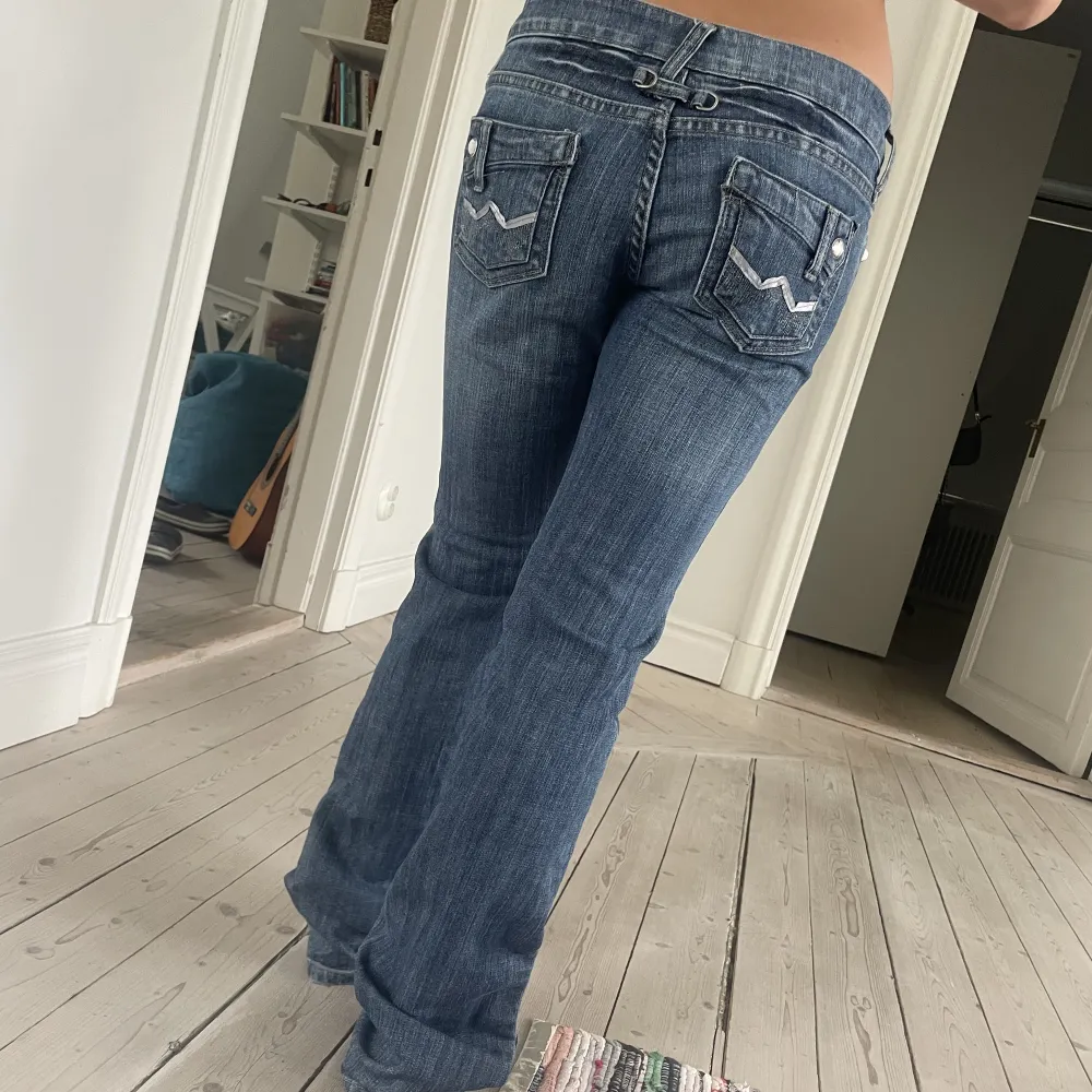 Coola lågmidjade jeans! Midjemått tvärs över:38 cm Innerbenslängd:81 cm. Jeans & Byxor.