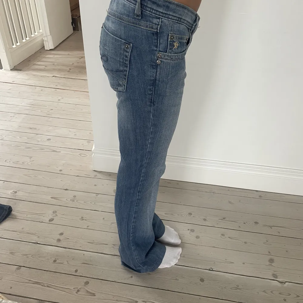 Snygga lågmidjade jeans Midjemått tvärs över:38 cm Innerbenslängd: 76 cm. Jeans & Byxor.