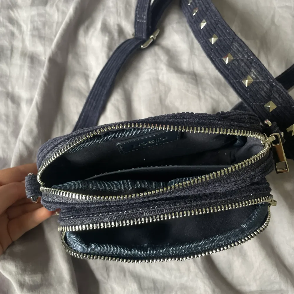 En jätte fin marinblå Noella väska med nitar💕. Väskor.