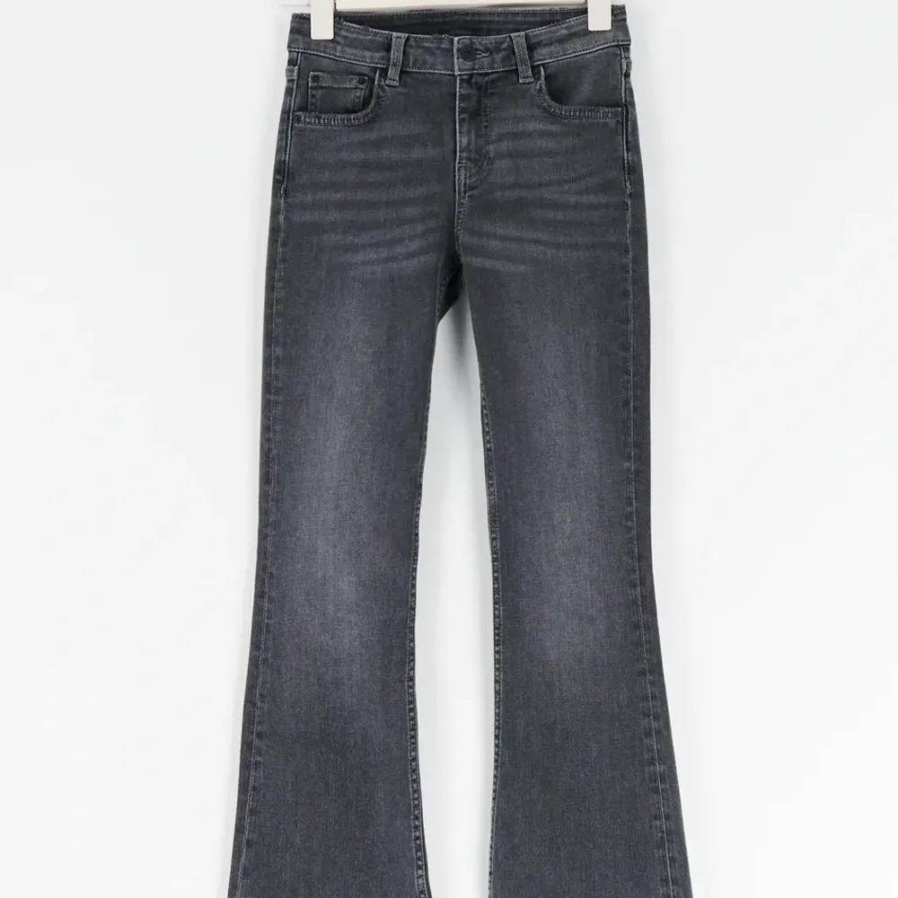 Supersnygga svarta bootcut lågmidjade jeans från ginatricot som jag tyvärr inte andvänder längre och därmed säljer. Inga skador och de sitter perfekt. De är i storlek 146 och är slutsålda överallt nypris 299.95kr andväda ett fåtal gånger. . Jeans & Byxor.