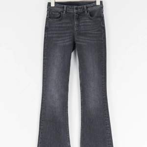 Supersnygga svarta bootcut lågmidjade jeans från ginatricot som jag tyvärr inte andvänder längre och därmed säljer. Inga skador och de sitter perfekt. De är i storlek 146 och är slutsålda överallt nypris 299.95kr andväda ett fåtal gånger. 