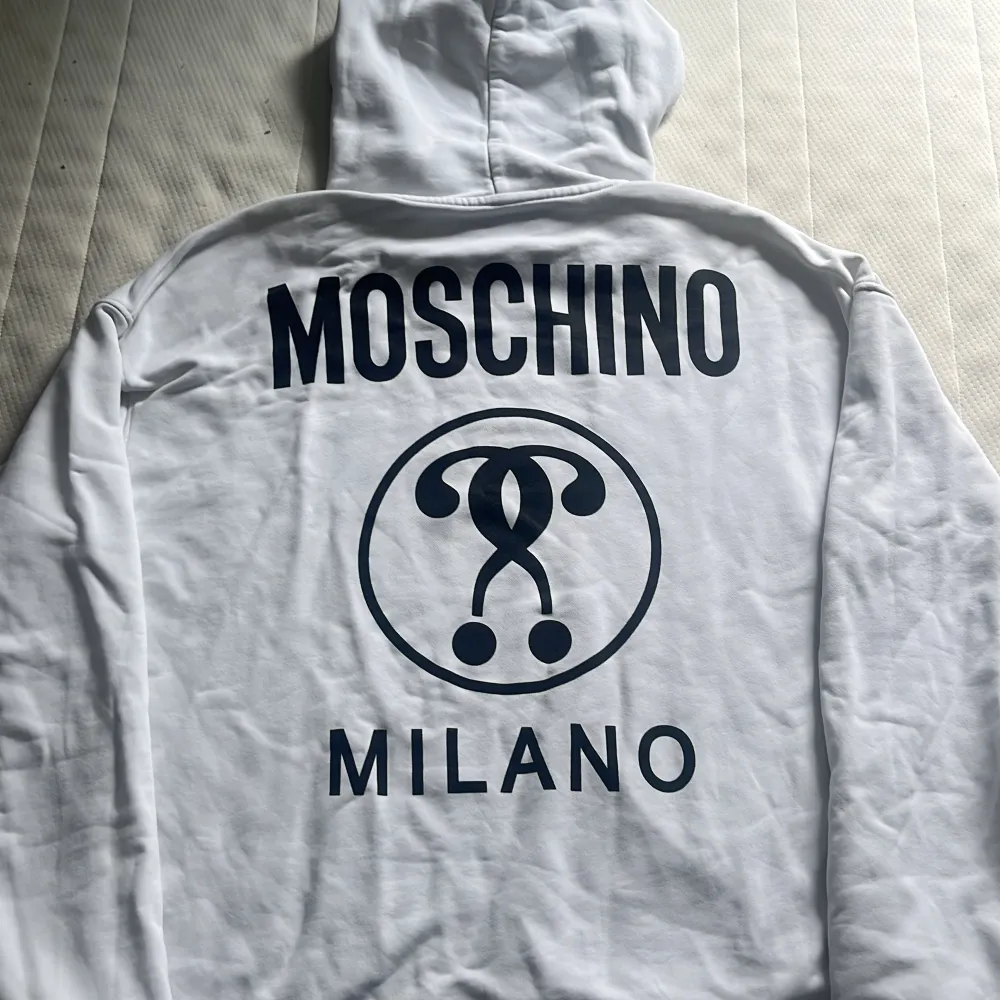 Fett Moschino milano hoodie som är använd ett fåtal gånger, skick 9/10 då den har någon prick som går att få bort i tvätten, nypris 2800. Hoodies.