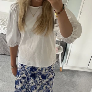 Hm blus - Säljer denna snygga blusen från hm. Nyskick! 