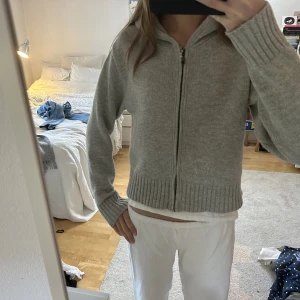 Stickad dragkedjströja med luva - Så snygg stickad huvtröja i ullblandning med dragkedja! (Återpublicerar pga oseriös köpare)