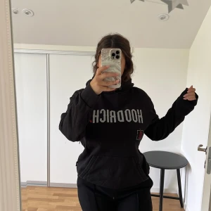 Hoodrich hoodie - Bra skick. Bekvämt material med stort tryck. Säljer pga att det inte är min stil längre. Ordinarie pris: 750kr (liten i storleken)
