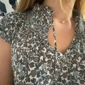 Mönstrad Blus❣️ - Jättefin mönstrad blus med paljettdekorationer vid kragen från Esprit❣️ passar storlekarna XS/S Kontakta mig för frågor om mått och intresse💕