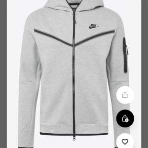 Säljer en Nike tech fleece för 400kr men kan även bytas mot en annan Nike tech i en annan färg istället för pengar. Den är i storlek M