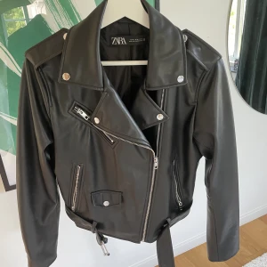 Oversize skinnjacka - Skinnjacka från zara. I storlek xl men sitter snyggt oversize på mig som är storlek 38 i vanliga fall.