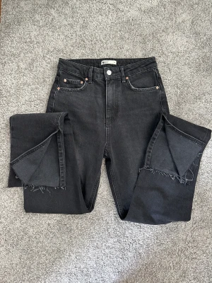Straight svarta jeans Gina Tricot - Aldrig använda stl 34 med slits på insidan av byxbenet. 