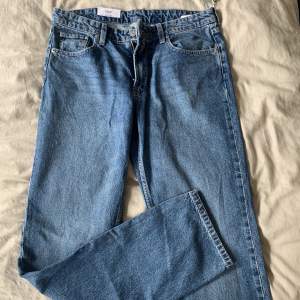 Snygga jeans från HM i storlek 40. Helt nya med etticket på. De är även straight i modellen. 💗