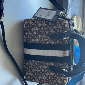DKNY väska - Aldrig använd då jag fick den och den är inte riktigt i min smak. Nypris närmare 1500kr, säljes för 400kr.