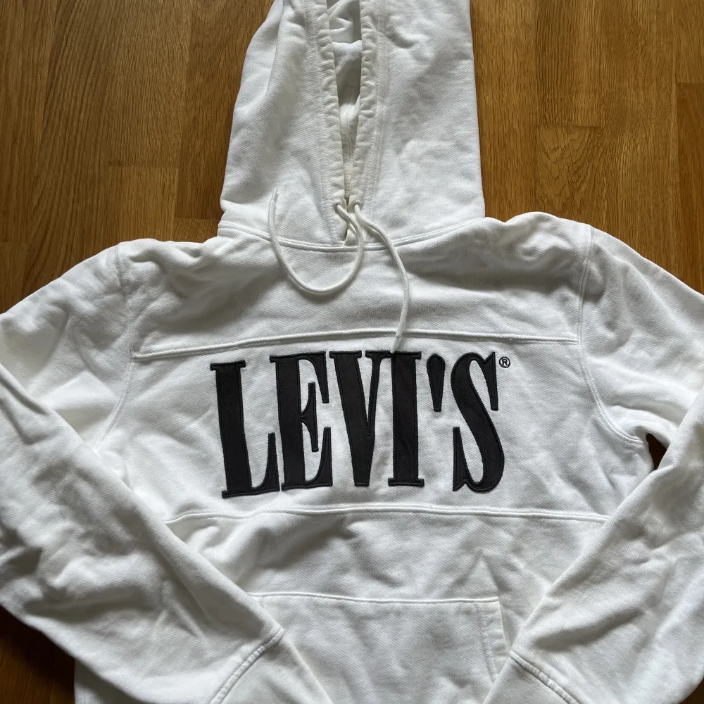Riktigt schysst Levis hoodie  Knappt använd. Stl S . Hoodies.