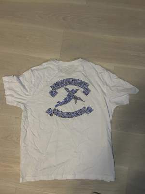 One of one tshirt köpt på Gotland för 500kr, helt oanvänd bara skrynklig pga legat i garderoben ovikt.