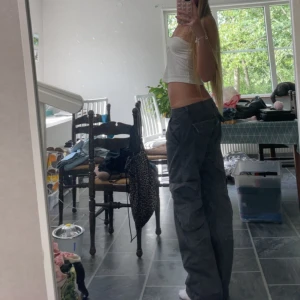 Cargo byxor - Gina tricot cargo byxor bra skick Använd bara några gånger. Säljer eftersom dom passar inte. Skriv för för bilder. Pris kan diskutierte.