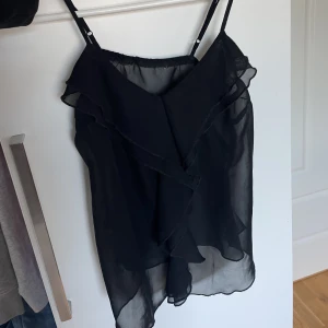 Genomskinlig topp - Suuupersnygg genomskinlig topp ifrån zara. Köptes för ca 1 år sedan men bara använd ett fåtal gånger. Inga defekter eller fläckar alls, har du mer frågor så är det bara att skriva till mig🩷 Obs! Köparen står alltid för frakten!