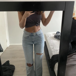 Jeans  - Supersnygga och sköna jeans, sitter som en smäck. Men tyvärr kommer de ej till användning. Mycket bra skick.