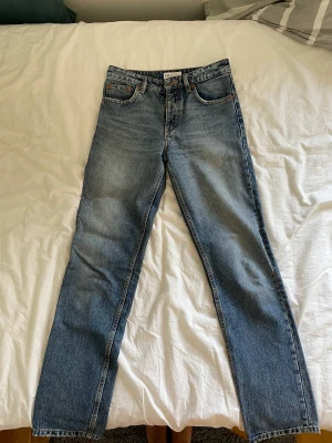 Mid Rise jeans - Ett par skitsnygga Mid Rise jeans från zara i storlek 34 som tyvärr har blivit för små för mig💙 De har inga defekter! Skriv till mig ifall du har frågor!🫶🏽  Jag säljer ett par likadana i storlek 36 som är ljusblå också!!🤟🏽