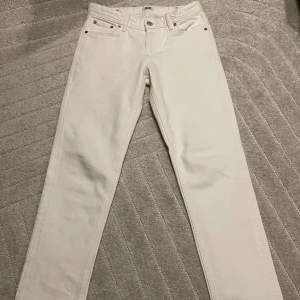 Vita jeans - Jack&Jones - Slimfit Jack&Jones ”Glenn” Originalpris: 500kr  Jag säljer dom här helvita jeansen då jag endast köpte dom pga ett evenemang. Jag har använt dom 2 eftermiddagar. Helt nya  Original: https://www.jackjones.com/sv-se/product/12245875_43/slim-fit-junior-jean