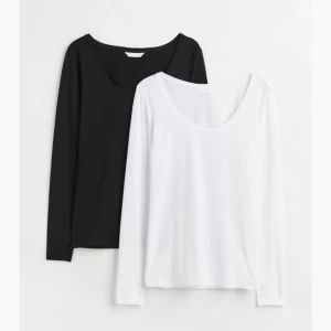 Långärmad t shirt - Säljer dessa långärmade t-shirts från Hm i svart och vit. De är endast använda ca 3 gånger var och är i nyskick. Lappen bak är bortklippt. De är i storlek M❤️ säljer de för 50 kr styck eller 75 kr för båda exkluderande frakt❤️