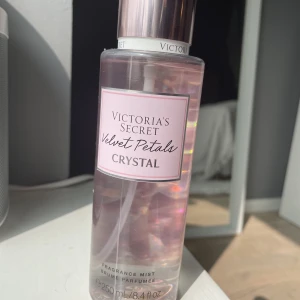 Victoria secret body mist - Säljer denna Victoria secret body mist i doften.                            ”valvet petals - crystal”  Aldrig använt för att jag köpte 2 och den andra inte är slut än. Köpte för 200. 