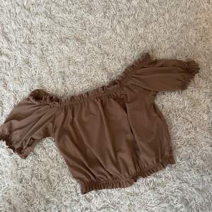 En brun magtröja från Gina tricot. 