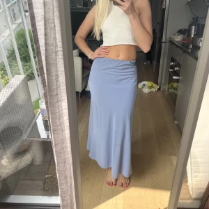 Ljusblå maxi kjol - Maxi kjol i ljusblått storlek xs från pieces 