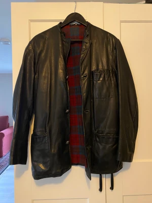 Baggy skinnjacka - Köpte jackan second hand, det är ett hål i ena armen på insidan men funkar bra ändå! 🤟🏽