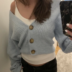 Stickad kofta🩵 - Jätte skön och fin blå stickad kofta. Säljer pga att jag har för många koftor🩷🩷 använt ett flertal gånger men absolut inte något som syns. Köpt på H&M i storlek Xs men skulle kunna passa en S. Skriv vid intresse eller frågor.Är alltid öppen för pris förs🩷