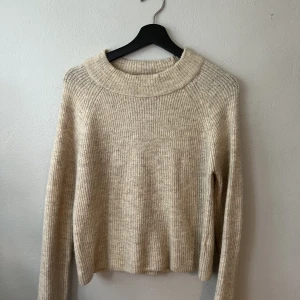 Beige stickad tröja  - Beige stickad tröja i storlek S. 