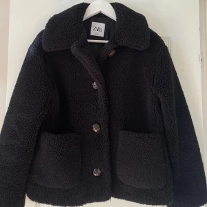 Teddyjacka ZARA - Teddyjacka ZARA Supermysig perfekt till hösten och vintern🤎🐻 Storlek: Pris: 550kr Sparsamt använd. I fint skick utan anmärkning.  Pris kan diskuteras ✨