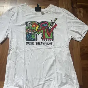 Vit t-shirt med MTV tryck 