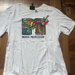 MTV t-shirt - Vit t-shirt med MTV tryck 