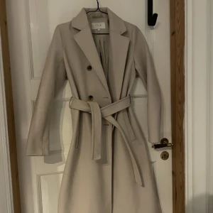 Beige kappa från vila - Något nopprig då den är använd men i fint skick 