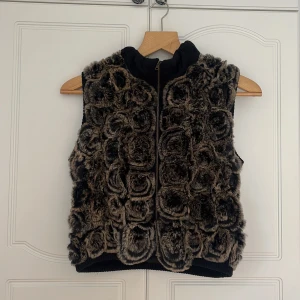 Pälsväst - Fejk-pälsväst från Angelique.L. Jättemjuk. Snygg att ha över en skinnjacka eller liknande