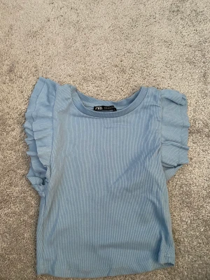 Zara topp - Säljer denna snygga topp från zara. Svinsnygg till ett par vanliga jeans, den piffar upp vilken tråkig outfit som helst. 