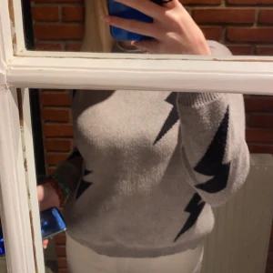 Stickad blixt tröja  - Jätte fin tjockare tröja med blixtar på ⚡️ Kommer inte ihåg var den är från då den saknar lapp där bak & köpt för ett tag sen. Den är i stlk XS ⚡️💕 I fint skick. Skriv för fler bilder 🫶🏼