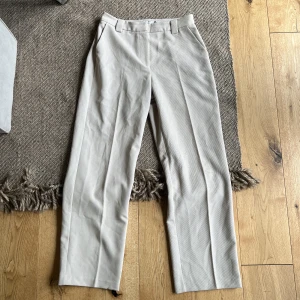 Kostymbyxor - Beiga kostymbyxor i nyskick. Använda en gång. Köpta för 449kr 