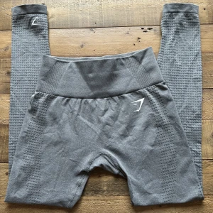 Gymshark vital seamless XS - Tights från gymshark vital seamless, använda fåtal gånger. Färgen är betonggrå och storleken är XS. 