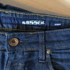 Ett par Miss 60 jeans som aldrig använts❤️skinny/lite bootcut. Inga defekter❤️78cm i midja (38 tvärsöver) och 84cm i innerbenen❤️