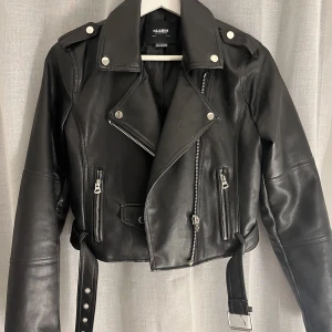 Skinnjacka PULL & BEAR - Säljer min skinnjacka ifrån PULL & BEAR som är i nyskick då den endast används en gång och har därav inga defekter. Storlek M men har passform som en S!  Jag säljer den för 100kr + frakt. Vid frågor är de bara att höra av sig!💕