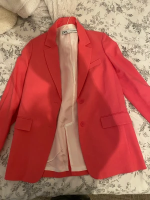 Rosa blazer - Hej! Säljer denna urgulliga blazer som dessvärre inte kommer till användning. Skriv dm för ytterligare bilder😊